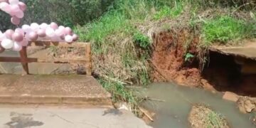 Moradores protestam e cobram retomada de ponte em Ouro Branco