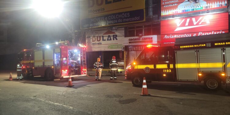 Incêndio atinge loja comercial no Centro de Lafaiete