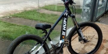 Ladrões furtam bicicleta com família na residência em Lafaiete