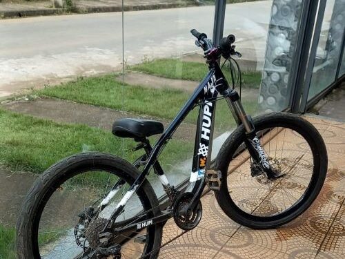 Ladrões furtam bicicleta com família na residência em Lafaiete