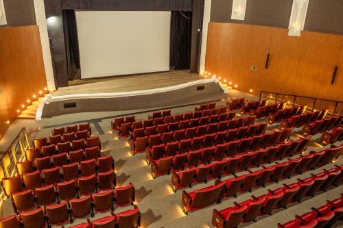 Cine Teatro Leon retoma sessões e resgata tradição cultural