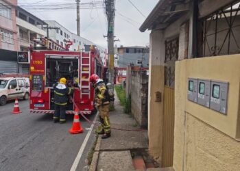 Bombeiros combatem incêndio em residência abandonada em Barbacena