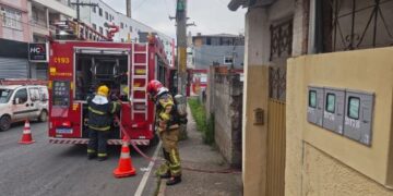 Bombeiros combatem incêndio em residência abandonada em Barbacena