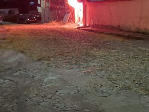 Mulher é suspeita de atear fogo em residência