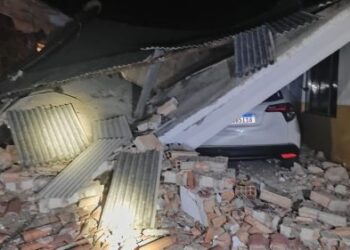 Laje desaba sobre veículos em São João del-Rei