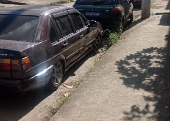Oficina irregular trava trânsito no bairro Arcádia em Lafaiete