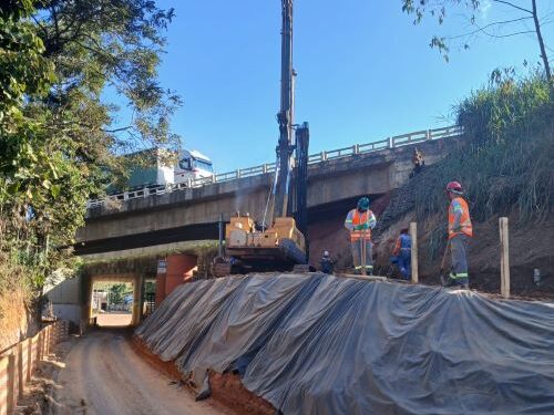 Obras na BR-040 mudam o tráfego com operação pare e siga