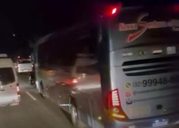 Ônibus com estudantes da UNIPAC bate na BR-040