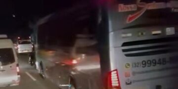 Ônibus com estudantes da UNIPAC bate na BR-040