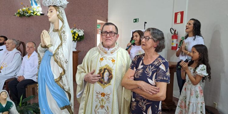 Padre Paulinho celebra 40 anos e emociona fiéis em Lafaiete