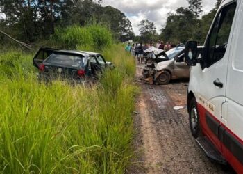 Colisão frontal entre veículos deixa duas vítimas fatais