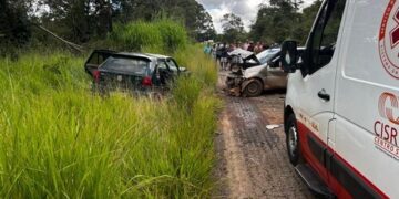 Colisão frontal entre veículos deixa duas vítimas fatais