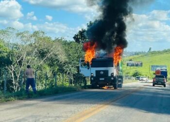 Caminhão em chamas trava trânsito na MG-129