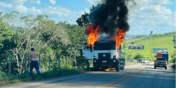 Caminhão em chamas trava trânsito na MG-129