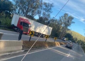 Caminhão perde controle e interdita a BR-040