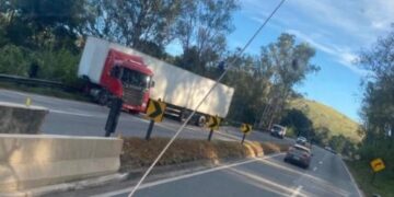 Caminhão perde controle e interdita a BR-040