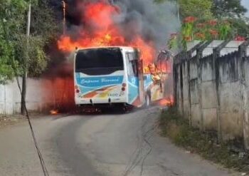 Ônibus pega fogo perto da Unipac e assusta moradores