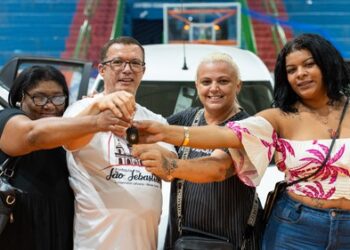 Show de Prêmios tem carro dividido entre três ganhadoras