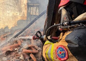 Incêndio destrói casa em Lagoa Dourada