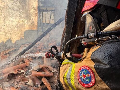 Incêndio destrói casa em Lagoa Dourada