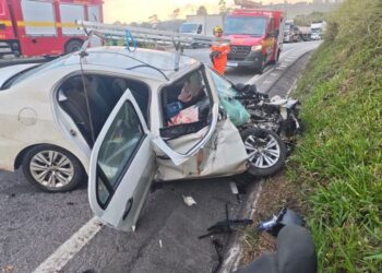 Batida entre carro e carreta deixa feridos na BR-265