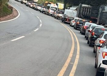 Acidentes com carretas deixam feridos e travam a BR-040
