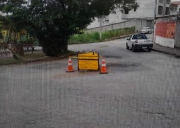 Buraco no bairro Rochedo será vistoriado pela Copasa