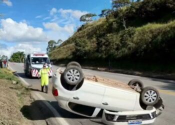 Motorista foge após capotamento na BR-040 em Carandaí