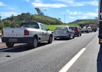 Carreta em chamas fecha BR-040 nos dois sentidos em JF