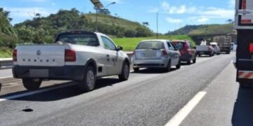 Carreta em chamas fecha BR-040 nos dois sentidos em JF